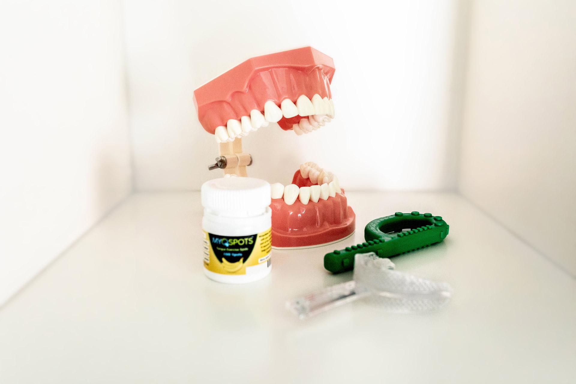 Foto van een kunstgebit en attributen van OMFT therapie